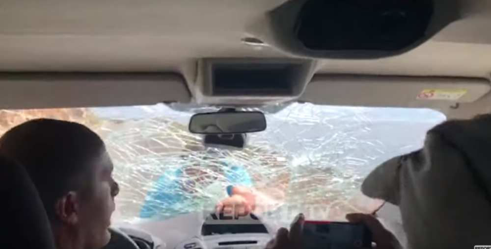 Skočio na haubu i krenuo da udara po šoferšajbni, šok usledio kada je izvadio oružje