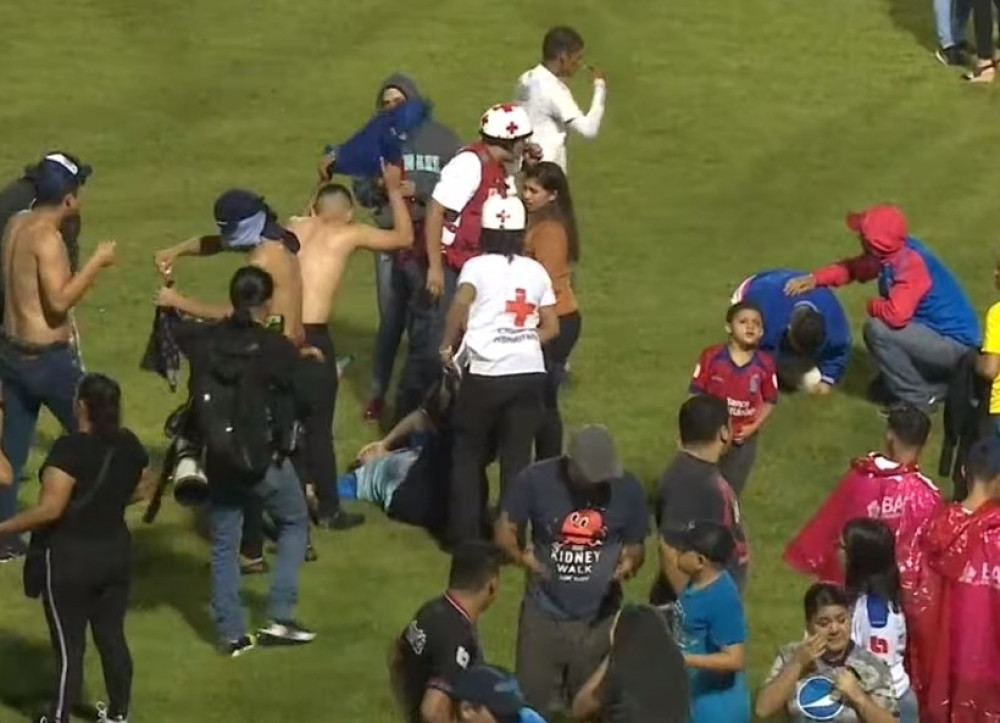 Jezive scene sa fudbalske utakmice, najmanje troje mrtvih, četvoro ljudi u teškom stanju! (VIDEO)