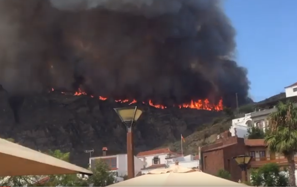 Crno zlo se nadvilo nad poznatim letovalištem, evakuisane HILJADE LJUDI! (VIDEO)
