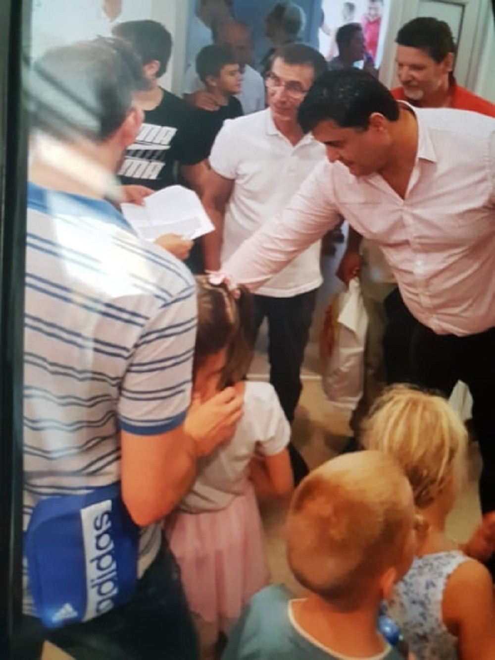 Direktor JKP "Beogradske elektrane" Rade Basta đake prvake obradovao poklonima