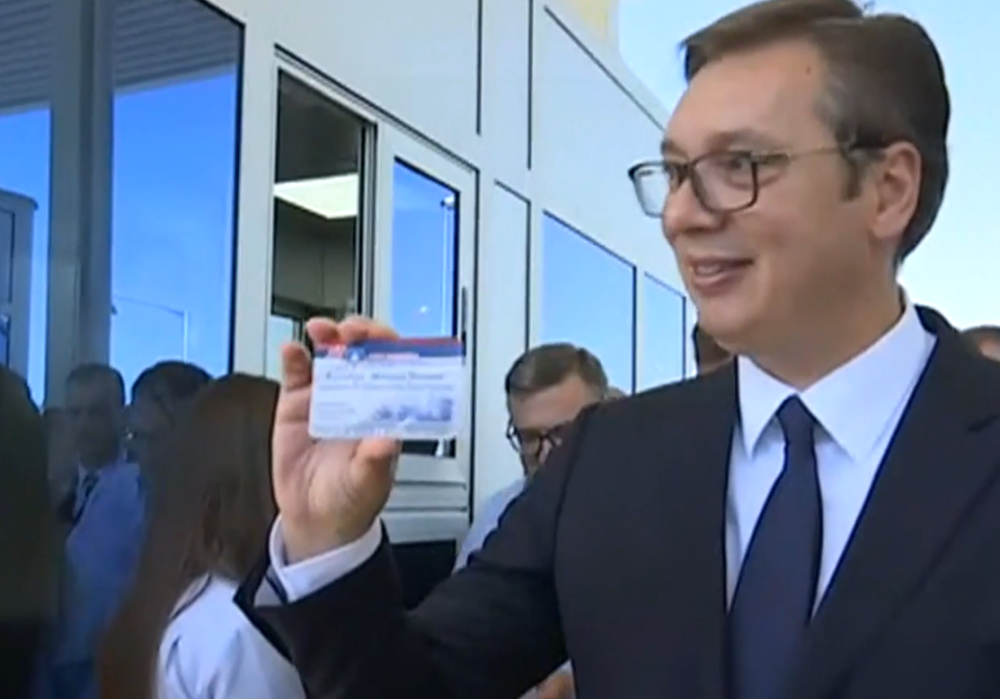 Probao da prođe kroz naplatnu rampu, prvo mu dali karticu, a kada je video šta piše počeo je DA SE SMEJE!