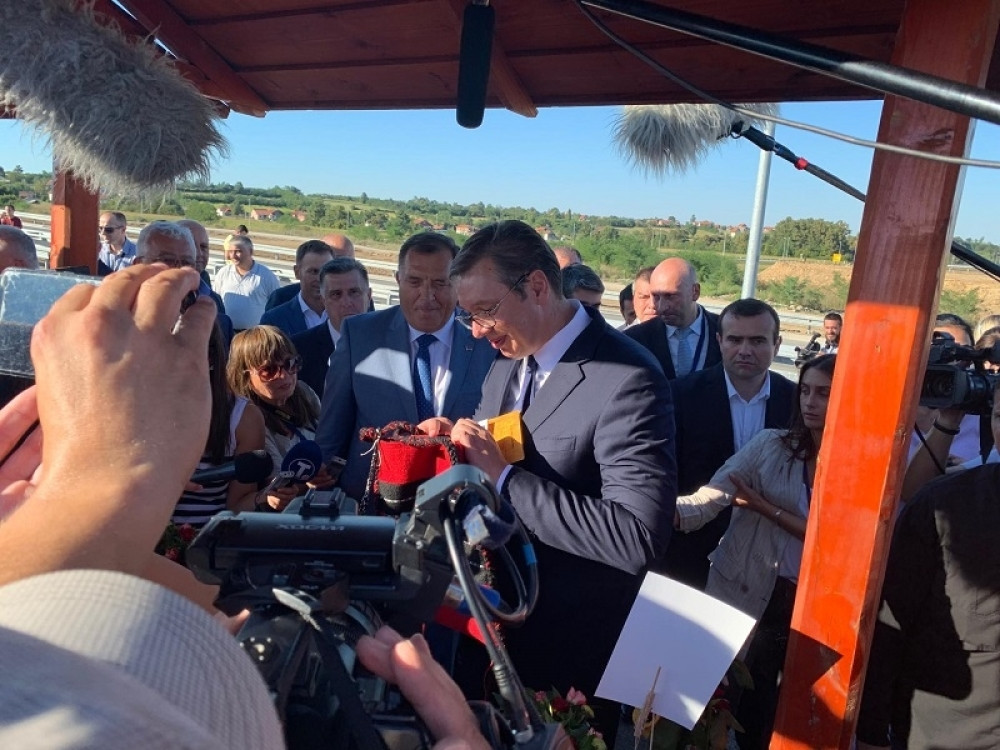 Vučić dobio UNIKATAN POKLON od domaćina, pogledao unutra, a tamo JOŠ JEDAN! (FOTO)