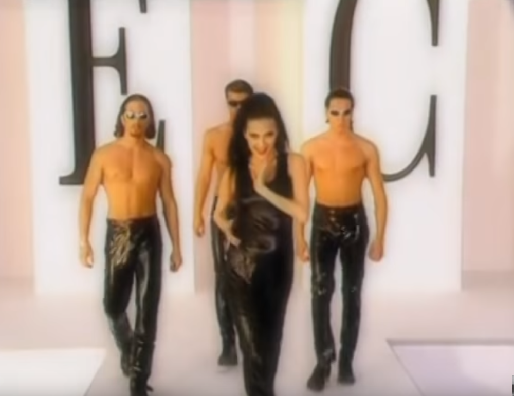 Maneken iz Cecinog spota nakon 23 GODINE izgleda ZAPANJUJUĆE, a često je u društvu poznatih svetskih faca! (FOTO)