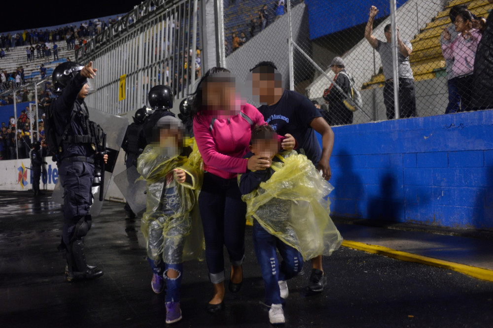 Horor na stadionu, sukobile se dve grupe navijača, PROLIVENA NEDUŽNA KRV! Tragično (FOTO)