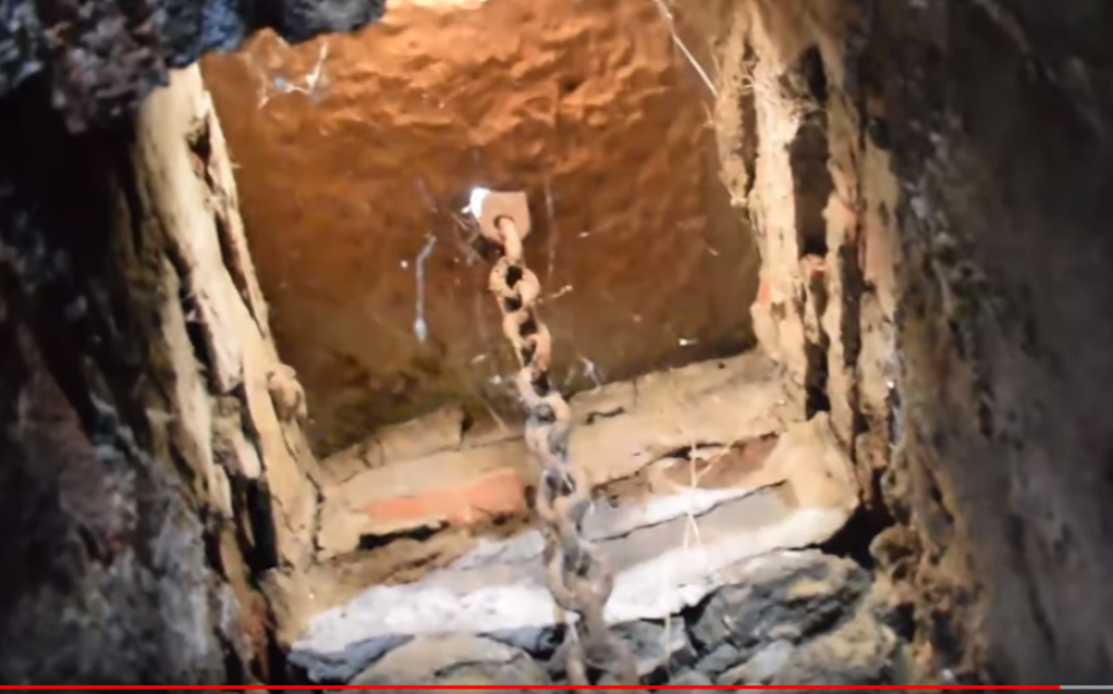 Čovek čučne, uhvati se rukama za pete, a onda mu zakače ALKE: Više od 20 minuta NIKO NIJE IZDRŽAO! (VIDEO)