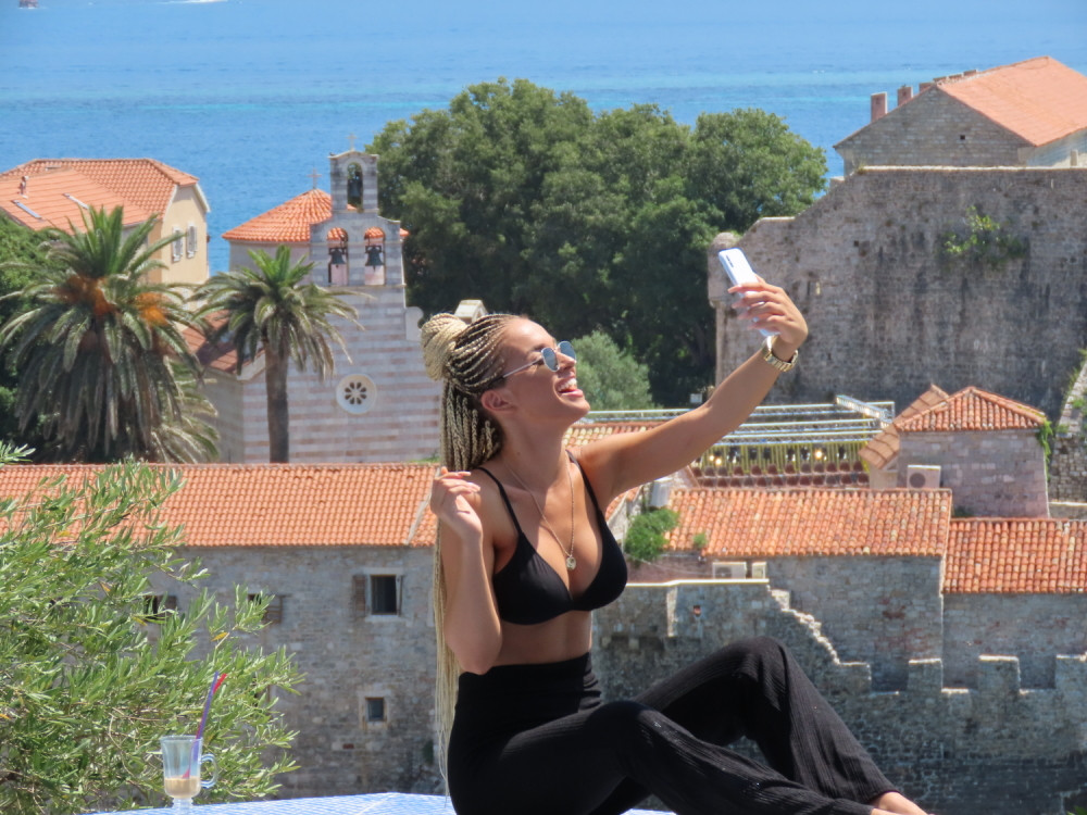 Teodora Džehverović ZAPANJILA ponašanjem na bazenu! Radila šta je htela, a ono što je obukla svi komentarišu!