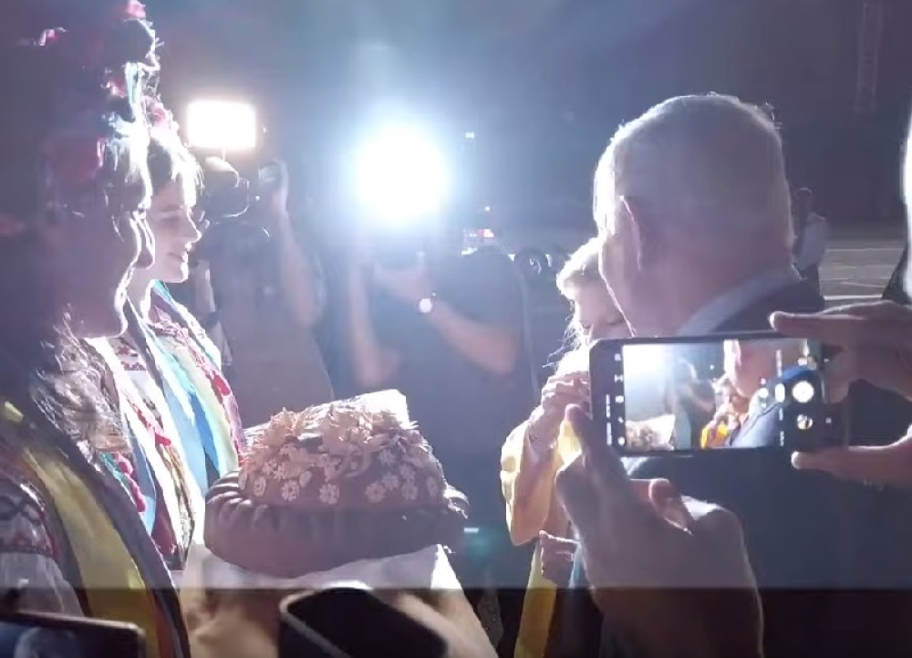 Ukrajinci priredili doček za Netanijahua i njegovu suprugu. On uzeo pogaču, ona s gađenjem bacila komad. Kakav izraz lica! (VIDEO)