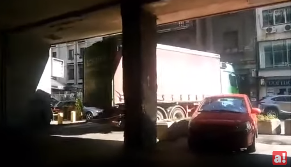 Neverovatno parkiranje u centru Beograda, ogroman kamion uterao između betonskih stubova U MILIMETAR! (VIDEO)