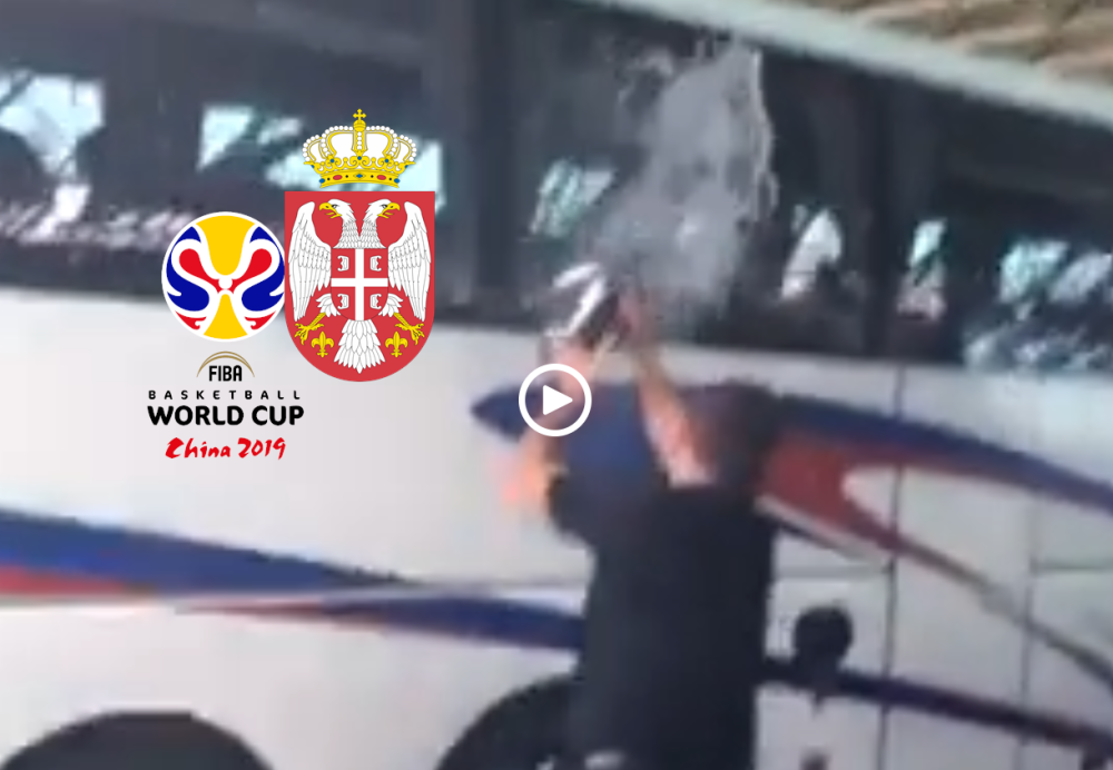 Najlepša scena koju možete da zamislite! Autobus sa našim košarkašima kreće ka Kini, za njim PROSIPAJU VODU! Aj pomozi Bože (VIDEO)