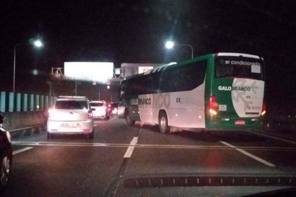Maskirani otmičar drži autobus pun putnika na mostu! Talačka kriza u jeku, policija ih opkolila! (FOTO/ VIDEO)