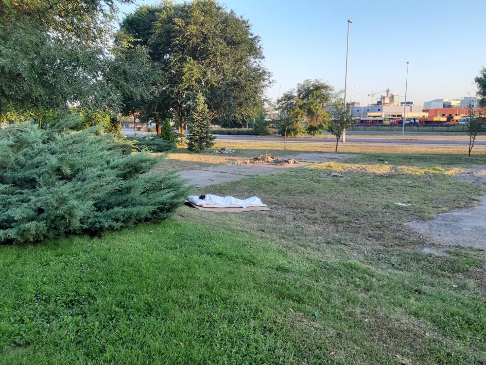 Prekrivač i dušek nasred livade! Samo nogice vire! Prolaznici gledali u ŠOKU!