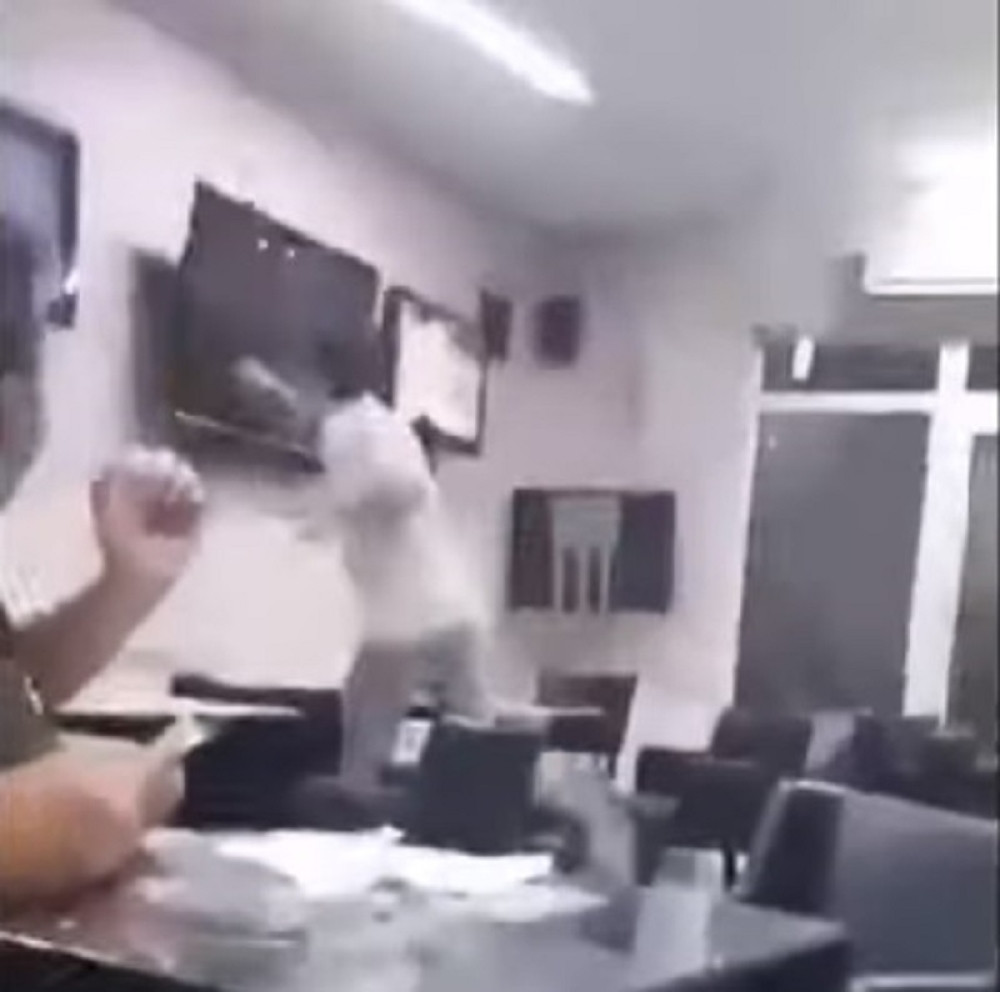 Makedonac pao na tiketu zbog promašenog penala najveće zvezde Junajteda, u besu razlupao celu kladionicu! (VIDEO)