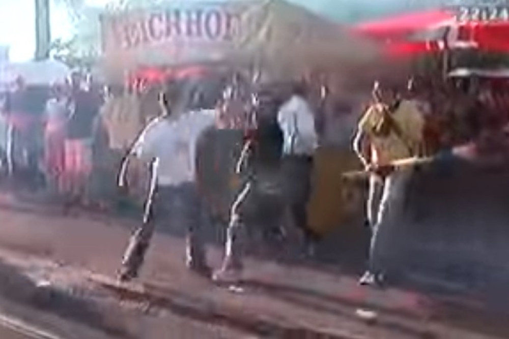 "Delije" izašle iz tramvaja i pružile pomoć saborcima u nevolji, usledio je višeminutni krvavi obračun! (VIDEO)