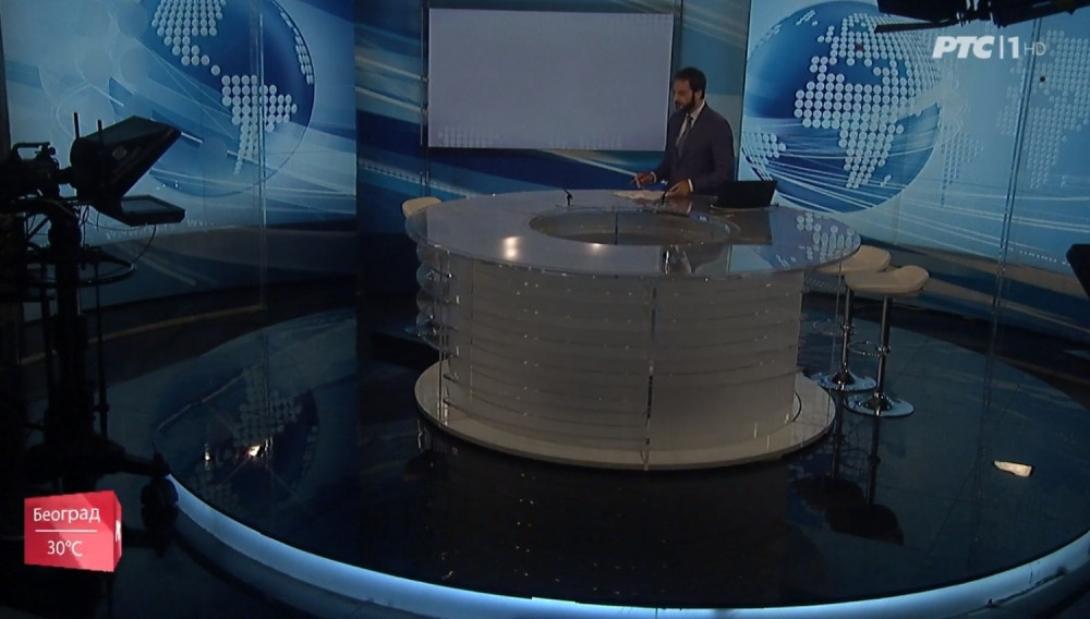 Upalilo se svetlo u studiju, a onda kamera pala na voditelja! Naredni kadar je za NEVERICU! (FOTO)