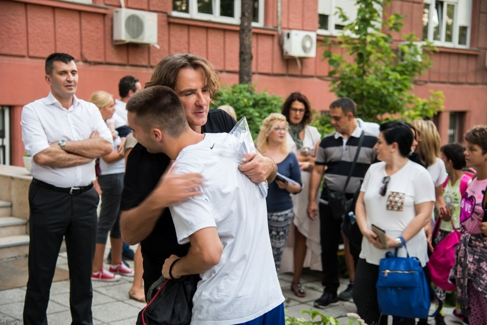 Željko Mitrović drugi put ove godine obezbedio letovanje deci iz Zvečanske! (VIDEO)