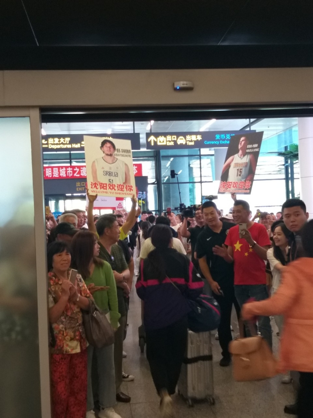 Kinezi priredili veličanstven doček reprezentativcima Srbije, pogledajte njihove osmehe i sve će vam biti jasno! (FOTO)