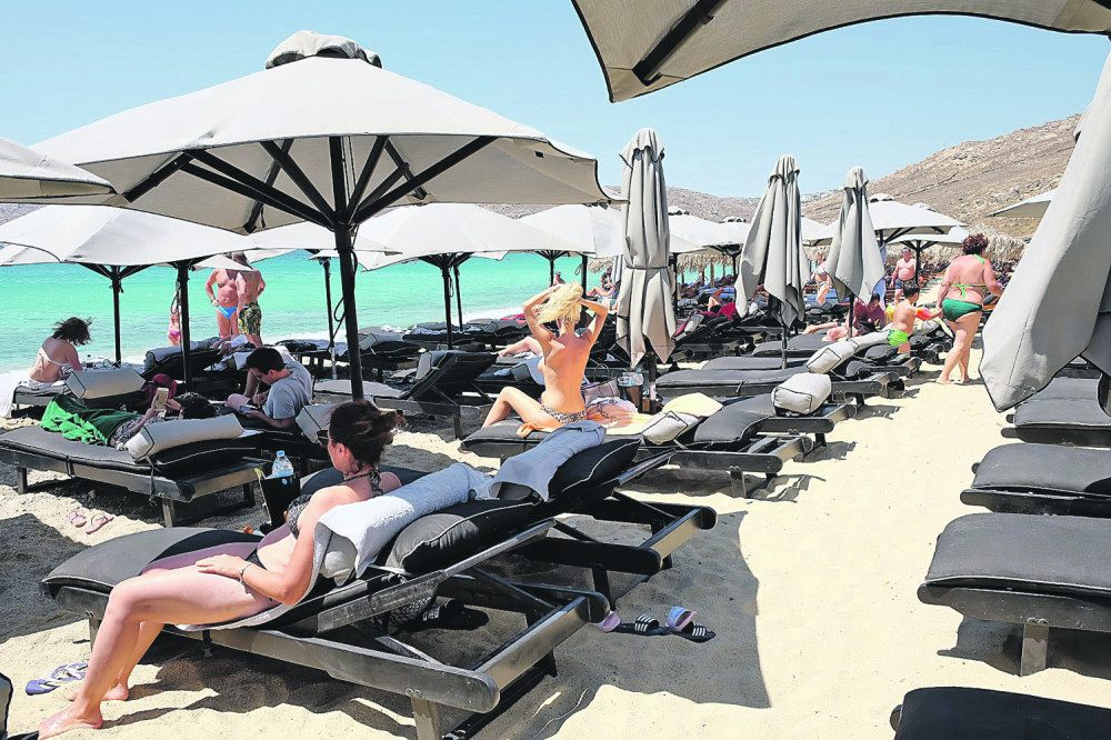 Golim grudima napravila pometnju na plaži! Pevačica kao od majke rođena, niko ne skida pogled sa nje! (FOTO 18+)