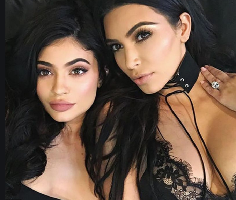 Kim Kardašijan se BRUTALNO OSRAMOTILA! Zaigrala se u fotošopu pa pokazala 6 PRSTIJU! (FOTO)