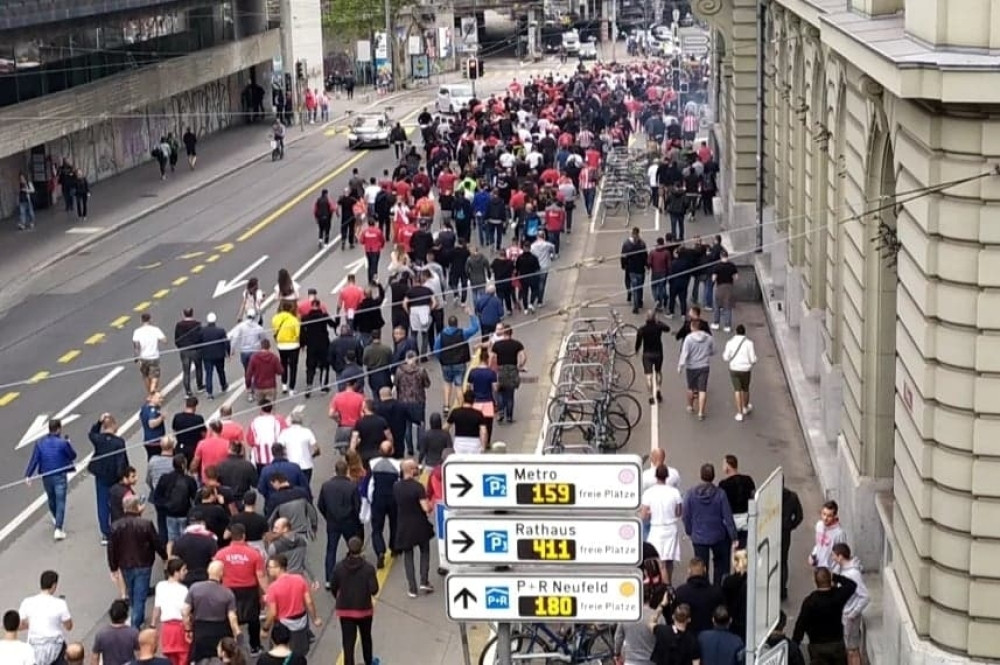 Navijači Zvezde u ogromnom broju idu ka stadionu, ulice Berna su njihove (VIDEO)