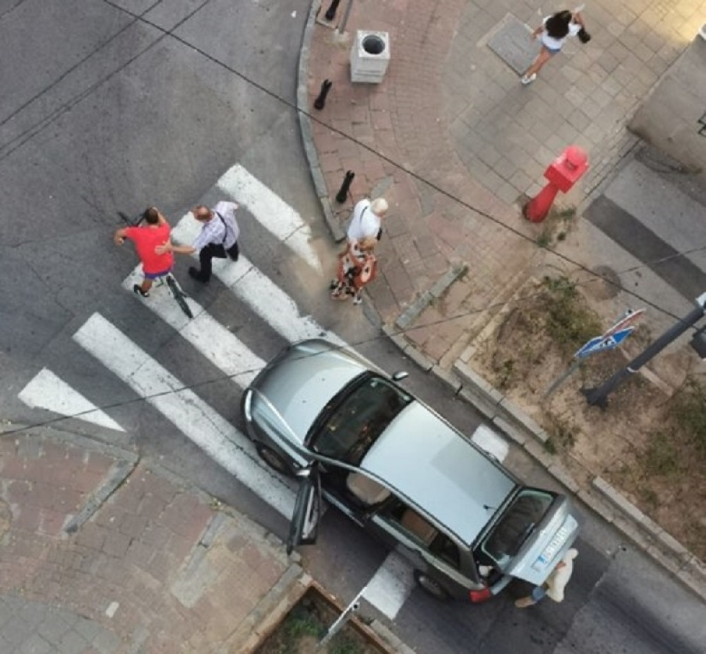 Nesrećni čovek zakukao, a vozač potegao METALNU ŠIPKU! Onda je naišao prolaznik i priča je dobila NEVEROVATAN PREOKRET! (FOTO)
