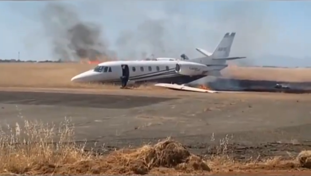 Avion sleteo u travu, pa počeo da se dimi, putnici i piloti nasrnuli na vrata, životi im visili o koncu!