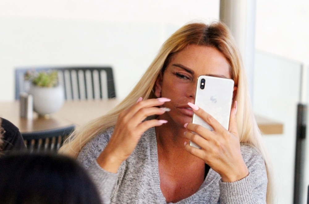 Starleta uslikana posle nove operacije lica! Uznemirujuće fotke zbog kojih ljudi imaju noćne more!