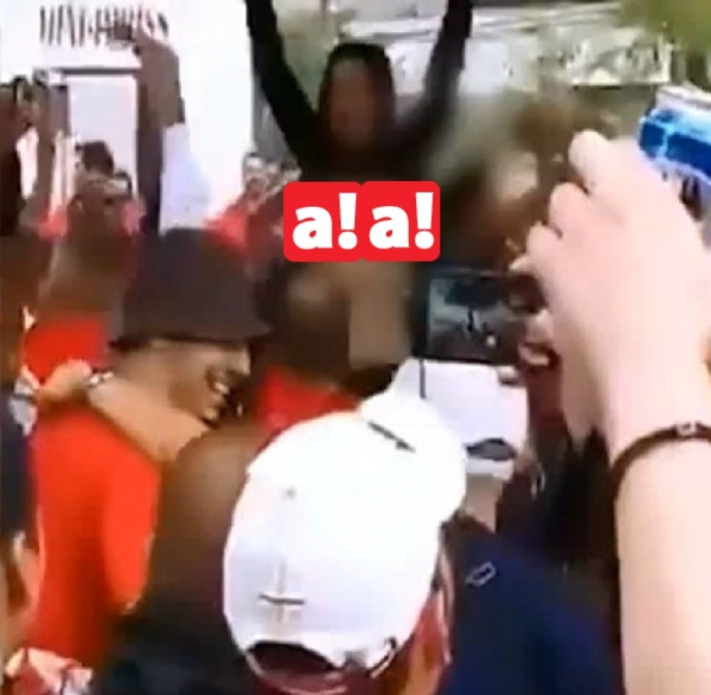 Zgodna crnka podigla majicu i pokazala grudi na odušeljenje "Delija" ! Zapalila već podgrejanu atmosferu pred Jang Bojse! (VIDEO)