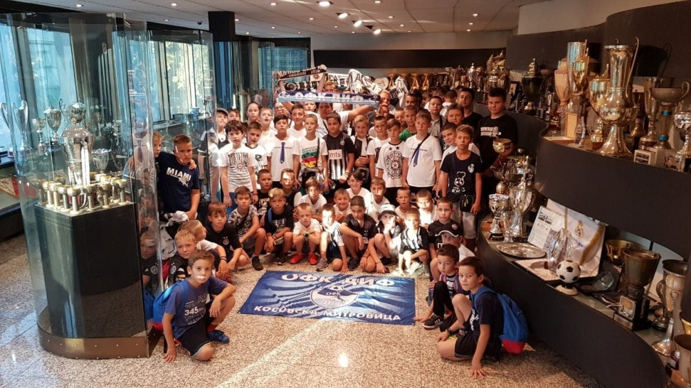 Deca iz Kosovske Mitrovice posetila trofejnu salu FK Partizan!