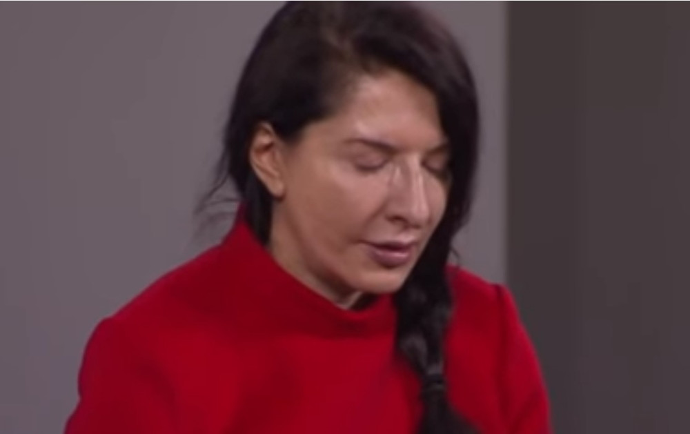 Samo ovaj čovek je uspeo da RASPLAČE Marinu Abramović! Kada je seo ispred nje SLEDILA SE! (VIDEO)