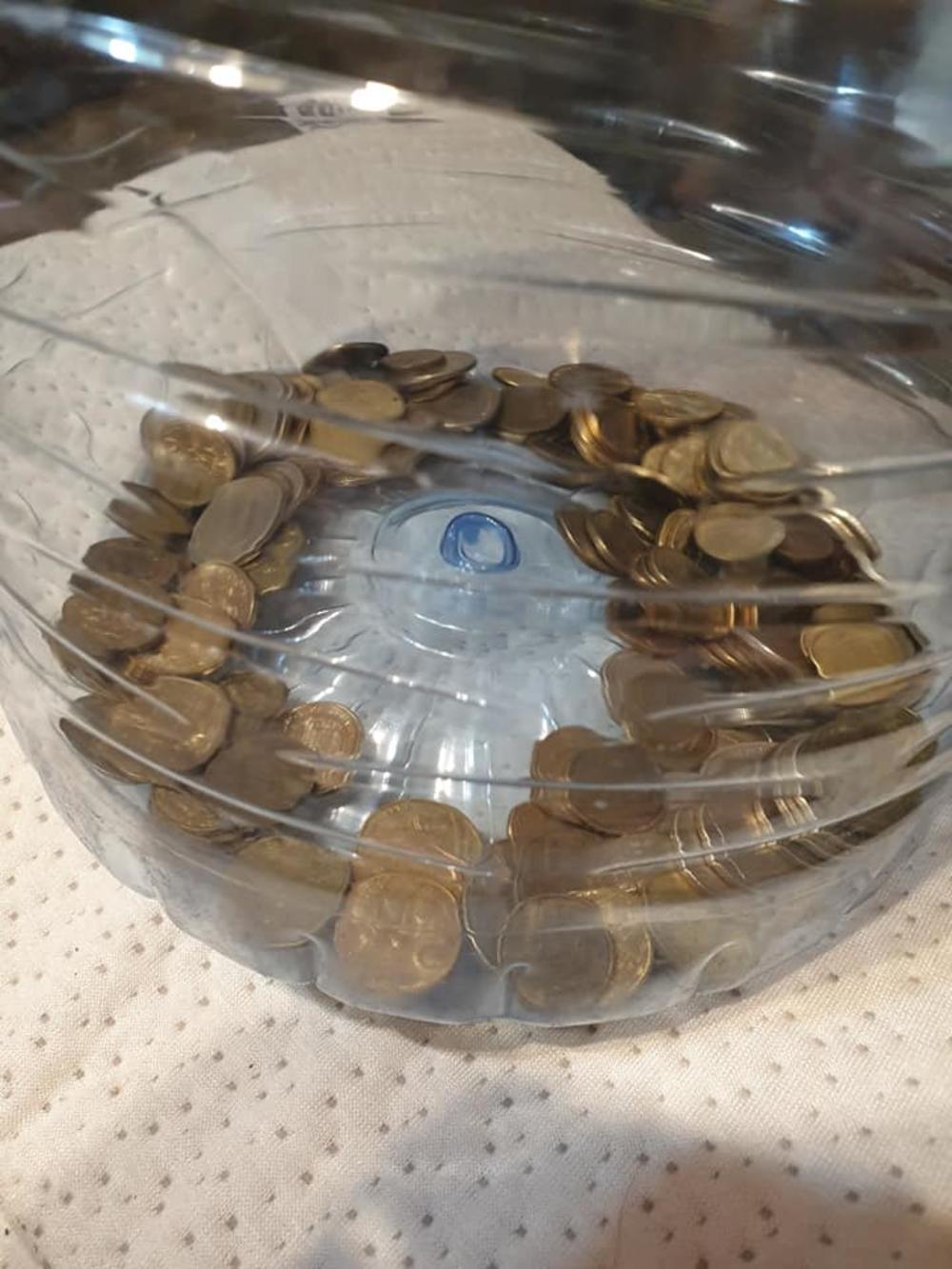 Našao način kako da zagorča život zaposlenima u banci! Kad ovo budu videli na šalteru - poludeće od posla!