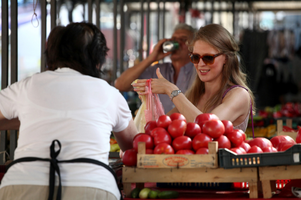 Princeza Danica stavila sina u kolica pa bira paradajz na pijaci! Ovo još niste videli! (FOTO)