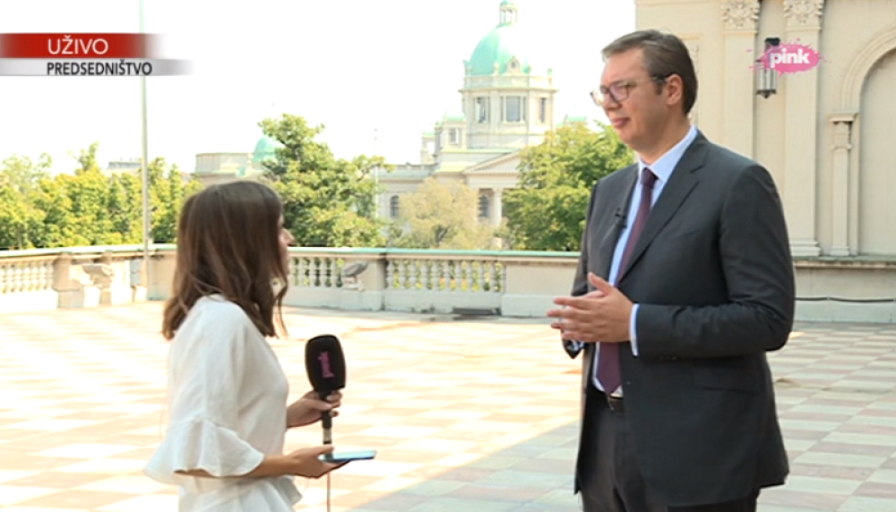 Novinarka ušla u zgradu da intervjuiše predsednika! Građanima saopštene nikad bolje vesti!