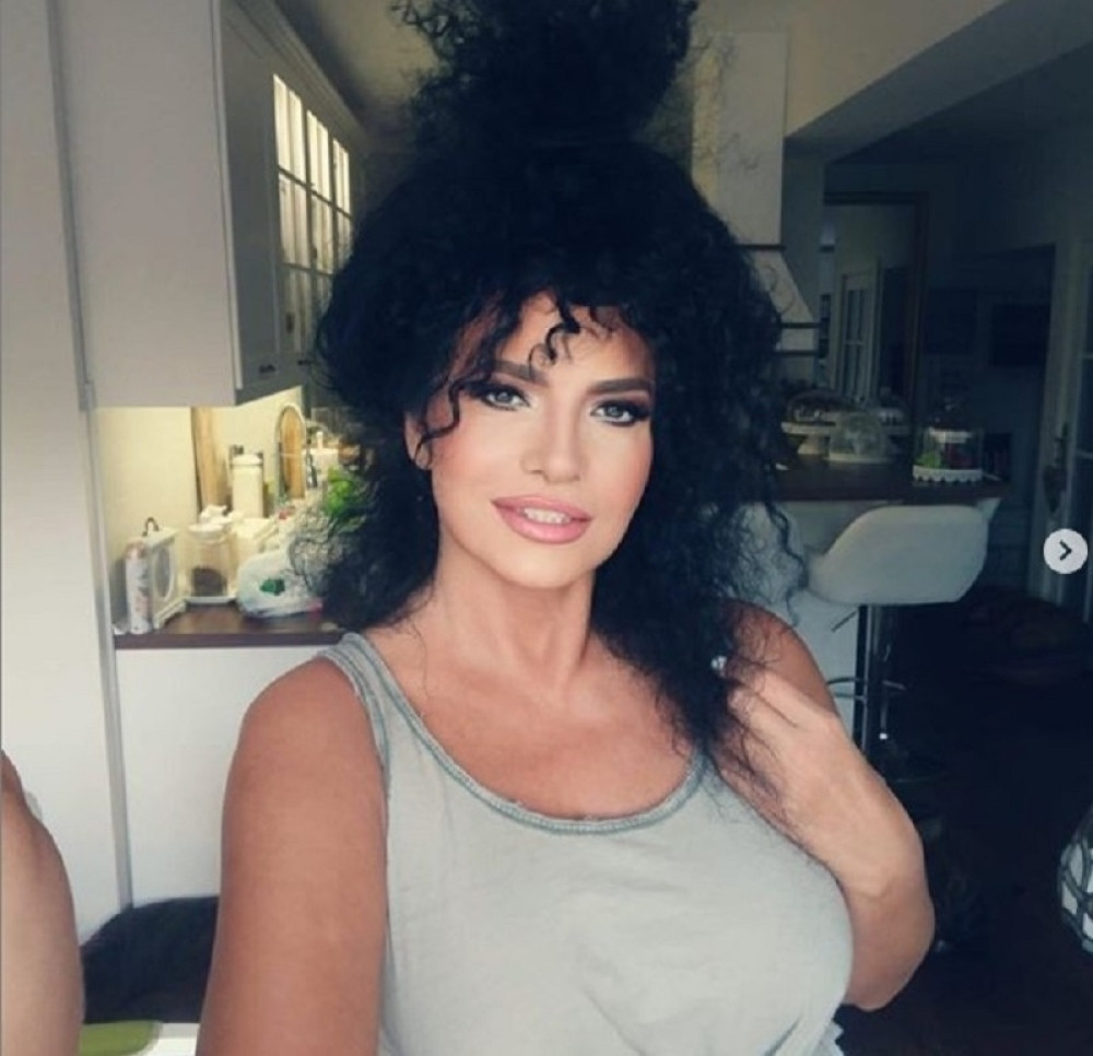 "Nemam reči, prezgodna!" Lidija Vukićević golog stomaka prošetala gradom: Svi su zurili u glumicu! (FOTO)