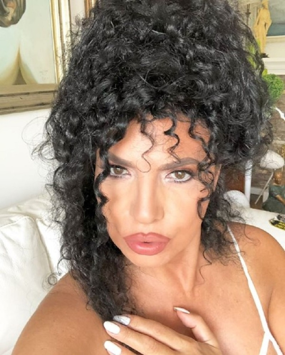 Glumicu ŽESTOKO isprozivali! Nosi jeftin krop top i fejk Luj Viton! (FOTO)