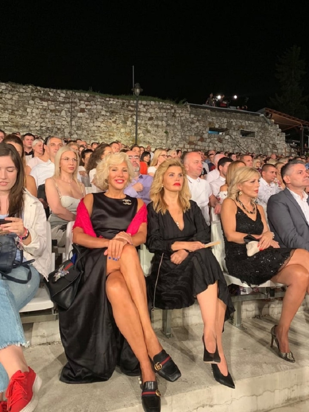 Pojavila se u zanosnoj crnoj haljini na festivalu u Nišu! Sela između ove dve dame, a onda su svi zanemeli!