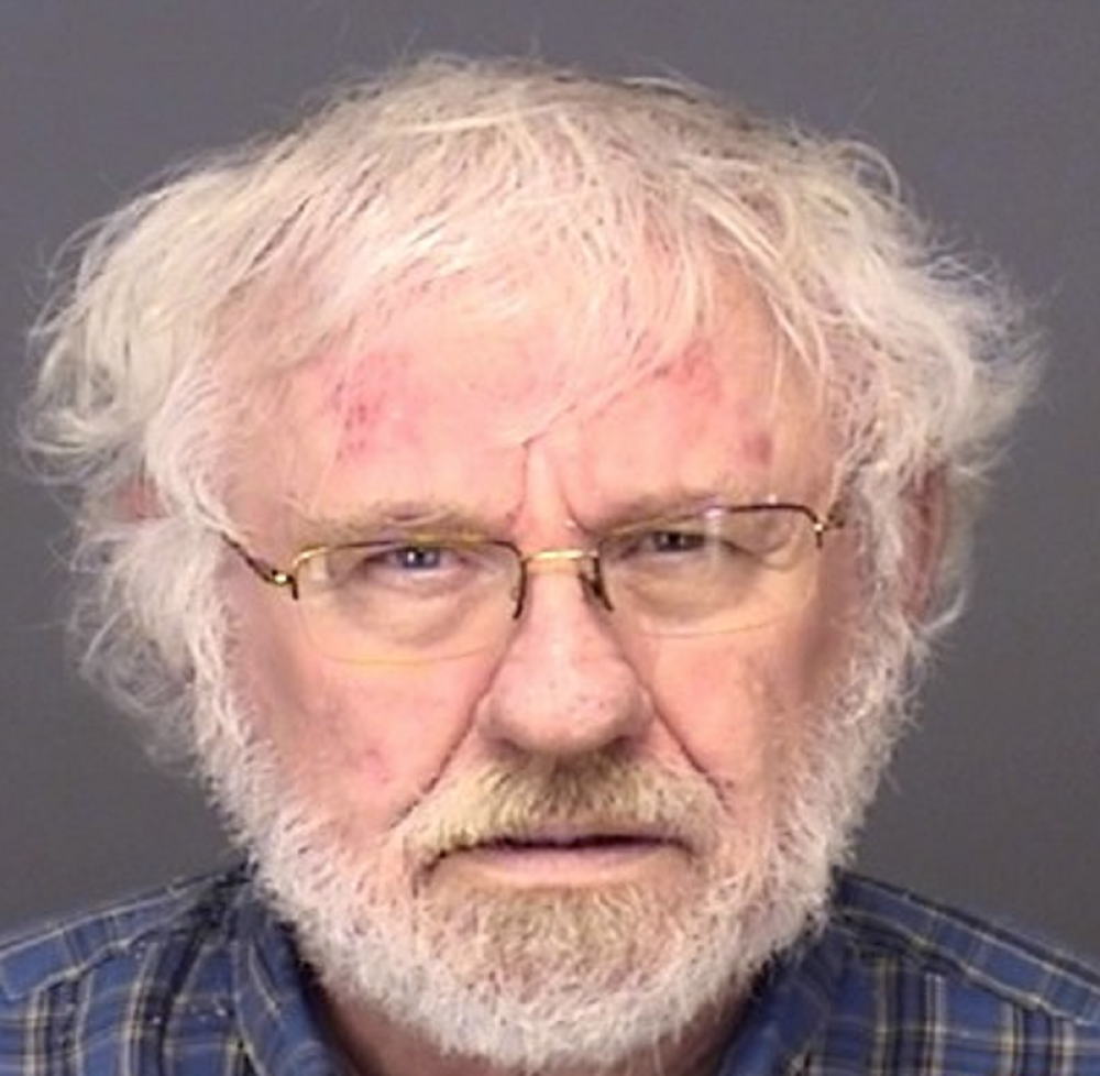 Policajci ostali u šoku kad su ušli u krvavu kuću suludog evnuha! Ono što su zatekli u sobi zgadilo je sve prisutne!