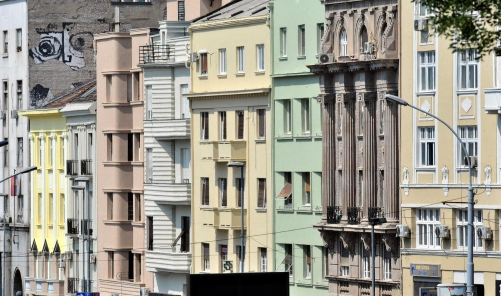 Snimili smo izbliza šta se zapravo dešava! Kad se jasno zagledate u fasade primetićete nešto neobično!