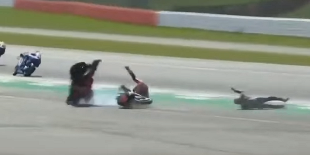 Motor goreo par minuta, od sudara Doviciozo odleteo nekoliko metara u vazduh, nije mogao da stane na noge! (VIDEO)