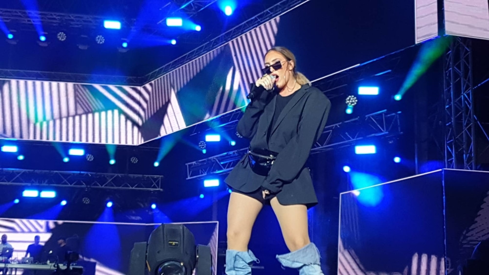 Senidi ispalo međunožje pred 100.000 ljudi usred Beograda! Publika zinula od prizora! (FOTO 18+)