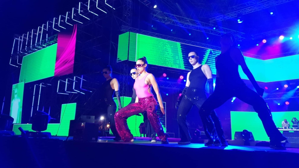 Sara Jovanović izašla na scenu u čudnom kostimu, svi gledali u jedan detalj! (FOTO/VIDEO)