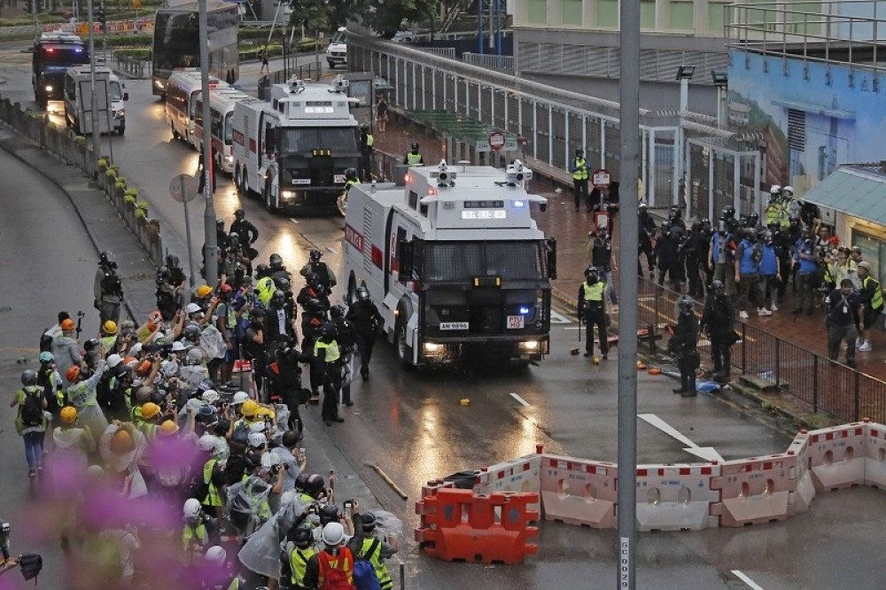 Duge cevi na ulicama, demonstranti ih jure metalnim šipkama, rafali odjekuju gradom! (FOTO)