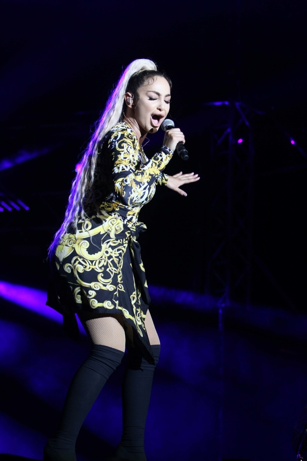 Nakon što su pucali na nju, Maja Berović napadnuta i na koncertu! Niko nije primetio kakav užas se dešavao dok je pevala na Ušću! (VIDEO)