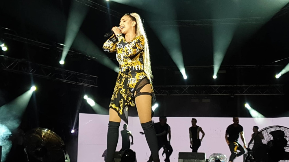 Maja Berović nastupom zatresla grad: Pevačica napunila klub do poslednjeg mesta! (VIDEO)