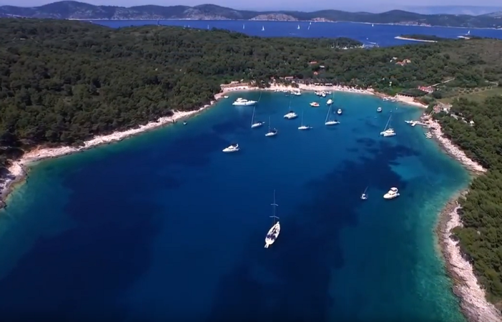 Brutalno pretučeni turisti kod Hvara! Došli da se provedu, a onda ih napale siledžije ispred kluba!