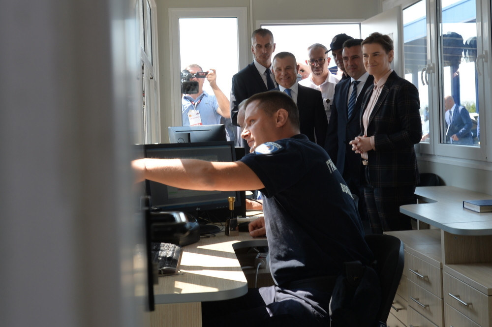 Na granični prelaz došla u dosad neviđenom izdanju! Obučena ko iz časopisa, a tek cipele da joj vidite! (FOTO)