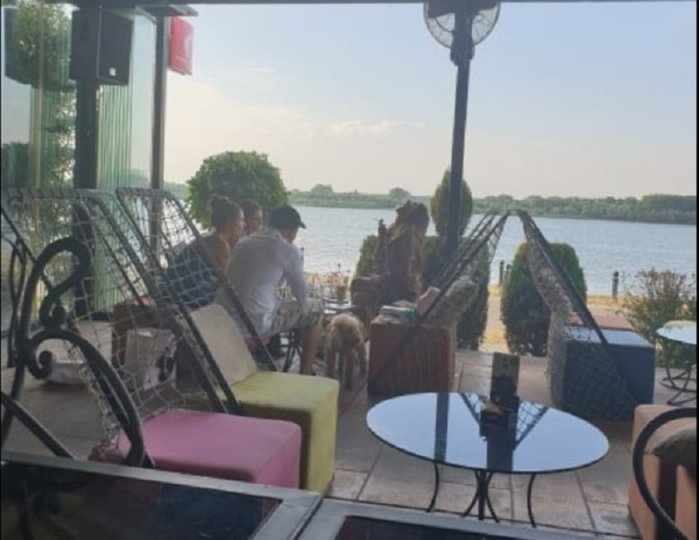 Popularni estradni par se nikada ne pojavljuje zajedno u javnosti! Uhvatili smo ih u kafiću i otkrili istinu o njihovom odnosu! (FOTO)