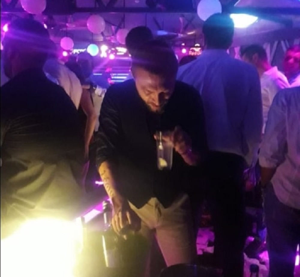 Nekadašnji Partizanov fudbaler uhvaćen kako cirka i puši, i to sa njom! Ovakvog ga nikada niste videli! (FOTO)