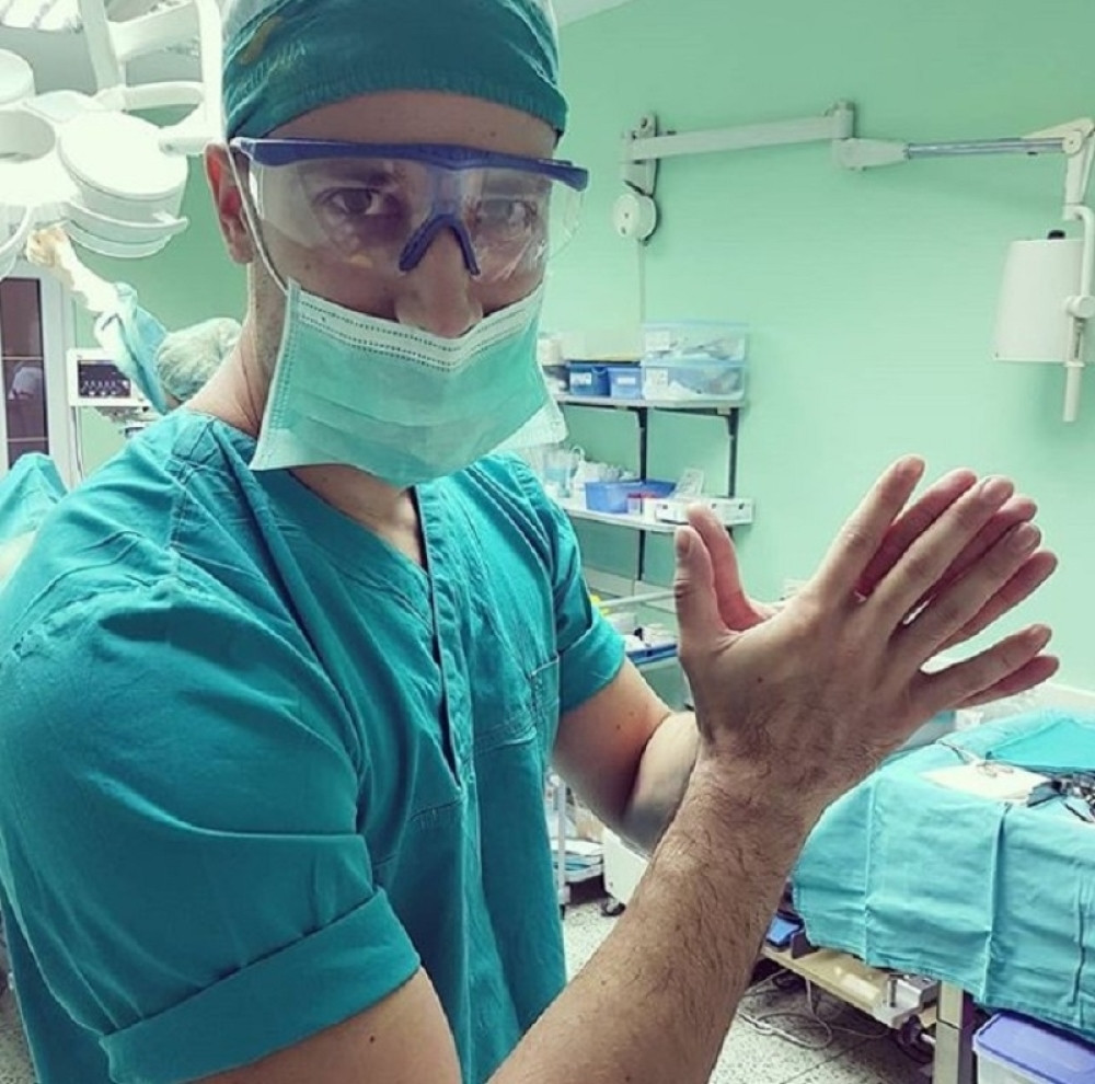 Vasilije je najlepši doktor na planeti! Za ovim Cetinjaninom žene lude, ali jedan detalj će vas veoma razočarati