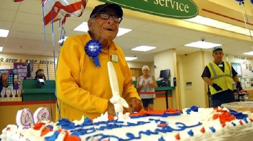 Vratio se na posao u prodavnicu sa 88 godina, pauze ne koristi, a pravi je hit ono što kaže o ljudima koji stalno kukaju! (VIDEO)