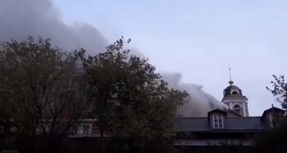 Crn dim kulja iz svetinje, 40 vatrogasaca rizikuje živote da spasi pravoslavni hram! (VIDEO)